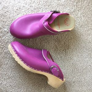 hanna andersson purple leather wooden clogs heels